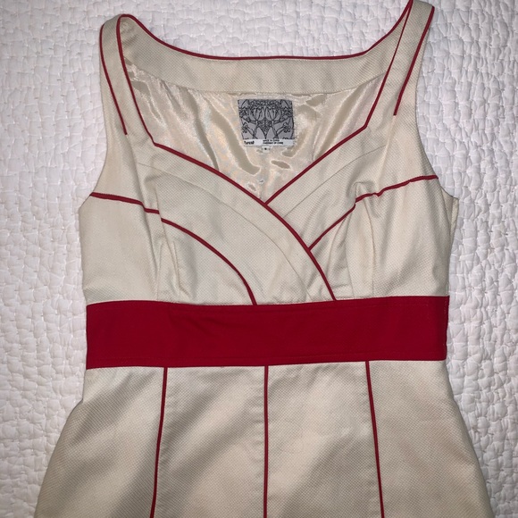 Embroidered flowers dress - Picture 6 of 11